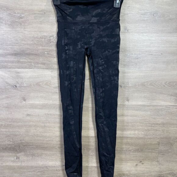 Spanx Faux‎ Leather Camo Leggings Black Size Small Mid-Rise Pull On Shaping - Picture 1 of 7
